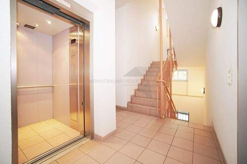 Treppenhaus mit Aufzug - 