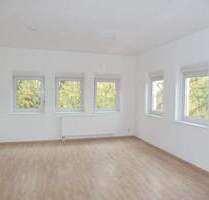 Geräumige und helle 2-Zimmer-Wohnung mit Laminatboden, halboffener Küche und Bad mit Dusche - Senftenberg