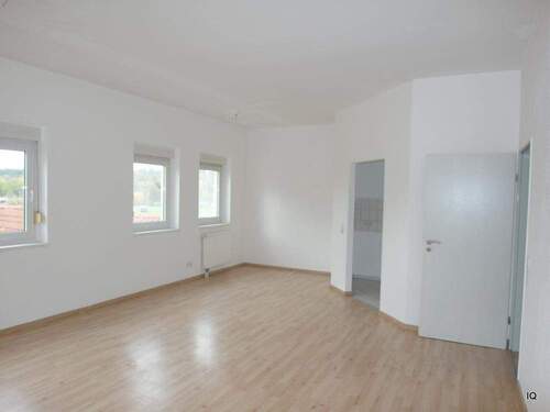 Wohnbereich, halboffene Küche - Etagenwohnung mit 72,80 m² in Senftenberg zur Miete