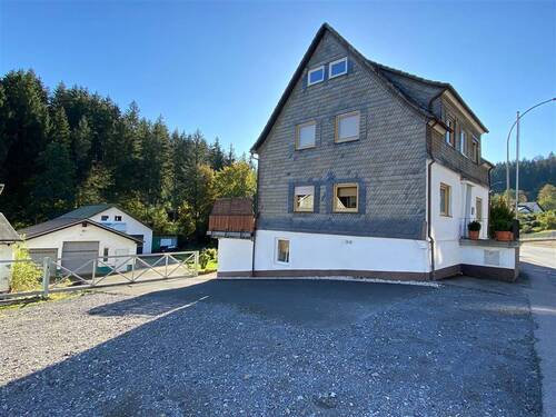 Hofeinfahrt-Ansicht - 8 Zimmer Mehrfamilienhaus, Wohnhaus zum Kaufen in Schmallenberg
