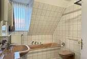 hell gefliestes Vollbad im Dachgeschoss - 