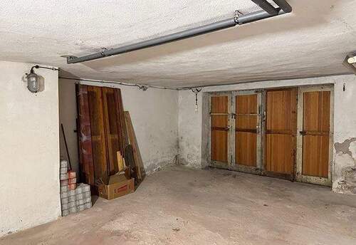 die Garage im massiv erstellten Vollkeller - 
