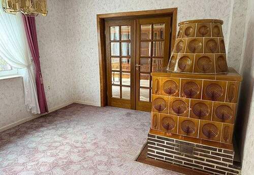 kleines Wohnzimmer bzw. Esszimmer mit Kachelofen - 5 Zimmer Doppelhaushälfte in Boizenburg