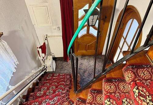 Eingangsflur mit Treppe ins Dachgeschoss - 