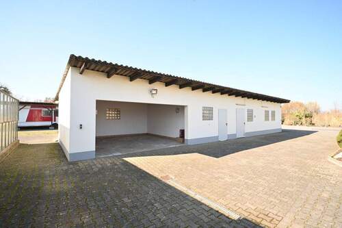 Nebengebäude/Carport - 