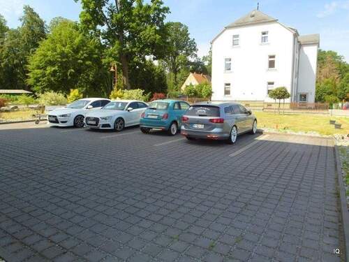 Grundstück mit Parkplätzen - 