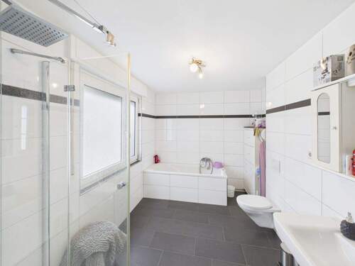 Badezimmer EG links - 