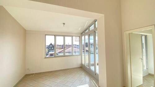 Wohnen mit Blick zur Küche - WOW-Effekt: 3 ZKB mit überdachter Dachterrasse, hohe Räume, Einbauschränke, EBK, TG, TOP-Lage IN-Süd