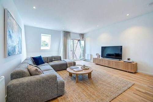 Innenvisualisierung Wohnzimmer - Sonnige Dachgeschossidylle: Frisch modernisierte 2-Zimmer-Wohnung mit Süd-Terrasse & Blick ins Grüne