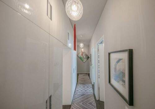 Zu den Privaträumen Flur mit EInbauschränken - 