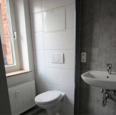 Bad mit Fenster - 1 Zimmer Mehrfamilienhaus, Wohnhaus in Krostitz