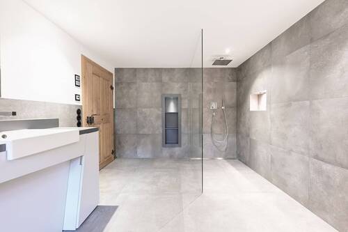 SPLISH SPLASH - Die bodengleiche Dusche und Badewanne präsentieren sich mit Armaturen von Hansgrohe und Axor - 