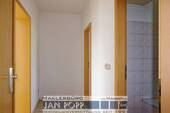 in der Wohnungstür - 