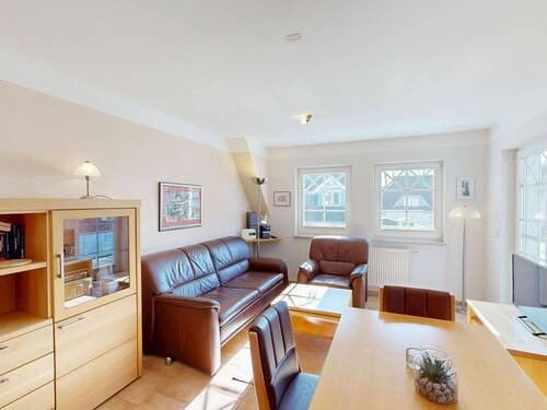 Wohnbereich mit Zugang zum Sonnenbalkon in Süd-West-Ausrichtung - 3 Zimmer Etagenwohnung in Ostseeheilbad Zingst