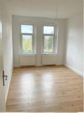 Wohnzimmer - Kleine 3,5-Zimmer-Wohnung mit Laminatboden 'Dielenoptik', Balkon und schönem Bad mit Wanne und Dusche