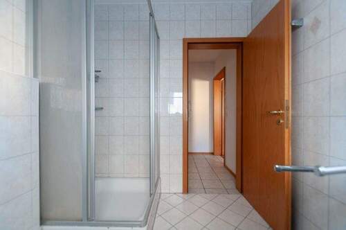 Tageslichtbad mit Dusche Blickrichtung Diele - 