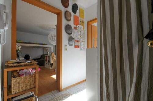 möbliertes Beispielbild aus identischer Wohnung darüber - 