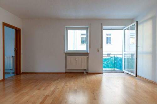 Wohnzimmer Blickrichtung Küche und Balkon - 