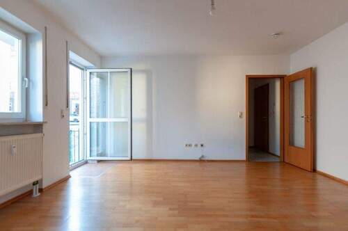 Wohnzimmer Blickrichtung Balkon und Diele - 