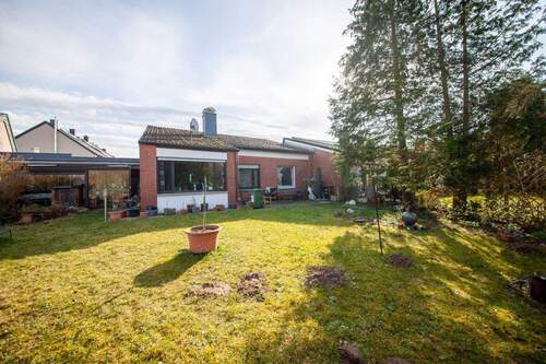 Außenansicht - DIETZ: Bungalow mit 4 Zimmern in TOP-Randlage von Dieburg mit Garage Car-Port und Keller