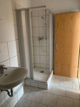 Bad mit Dusche - 1 Zimmer Mehrfamilienhaus, Wohnhaus in Friedrichsgrün