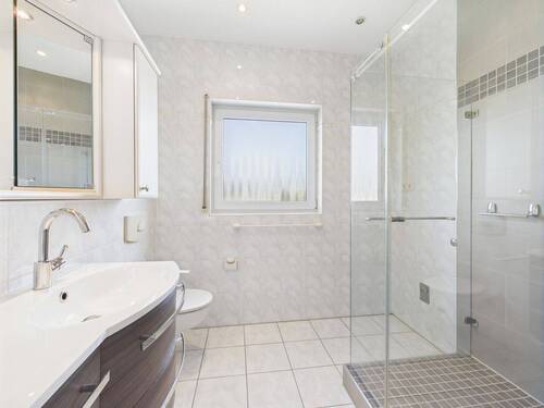 Tageslichtbad mit Dusche - 