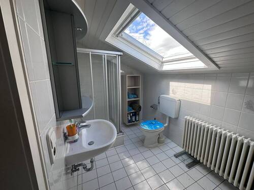 Geräumiges DG-Bad, Dusche - 