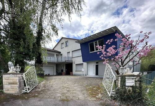 Eingangsbereich mit elektrischem Tor - 1 Zimmer Mehrfamilienhaus, Wohnhaus zum Kaufen in Göppingen