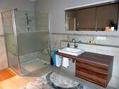 Badzimmer mit Dusche - Bestand - 