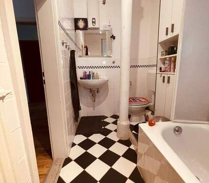 Badezimmer - 3-Zimmer-Dachgeschoss-Altbauwohnung inkl. großzügigem Spitzboden - kaum Dachschrägen