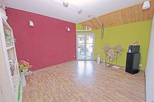 Zimmer mit Ausgang zum Hof im EG - 