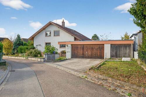 Außenansicht - Charmantes Zweifamilienhaus mit Garten, Doppelgarage und vielen Möglichkeiten in Königsbach-Stein