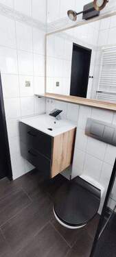 Badezimmer mit grossem Spiegel - 