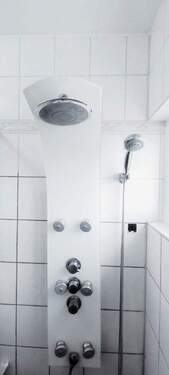 Duschpaneel in Badezimmer - 