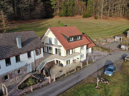 Hausansicht - Exklusiver Wohn(t)raum mit viel Platz und toller Lage.