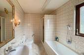 Badezimmer_mit_Dusche und_Wanne - 