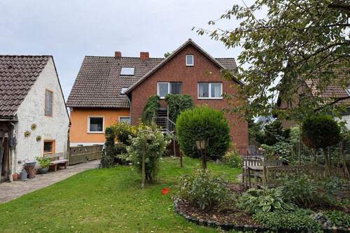 Außenbild - Zweifamilienhaus in Melle mit großzügigem Garten - zur Eigennutzung oder Vermietung