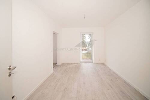 Wohnzimmer - 2 Zimmer Etagenwohnung zur Miete in Chemnitz - Grüna