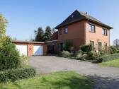 Hofsicht - Ein-Zweifamilienhaus in nahezu Alleinlage mit großem Grundstück in Syke-Barrien