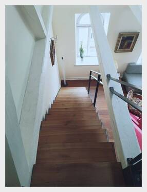 09 Galerie - Innenliegende Treppe zum Wohnzimmer.jpg - 