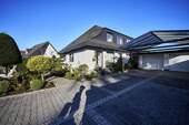 Front - Gepflegtes Einfamilienhaus mit großem Garten und zwei Garagen in Hörste