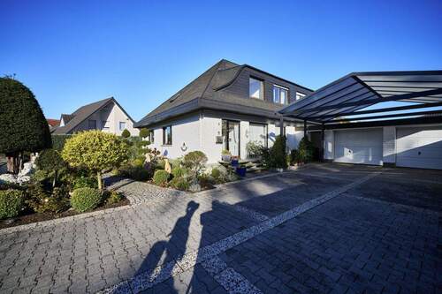 Front - Gepflegtes Einfamilienhaus mit großem Garten und zwei Garagen in Hörste