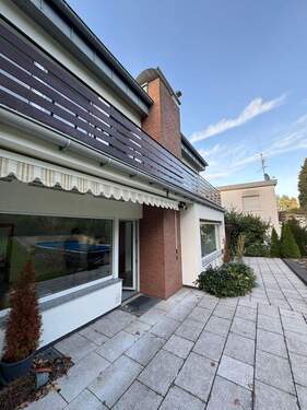 Terrasse Balkone Hausrücks. mit Markiese.JPG - 