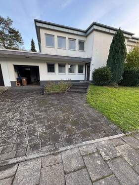 Garage, Einfahrt & Hauseingang_censored.jpg - 6 Zimmer Einfamilienhaus zur Miete in Brühl