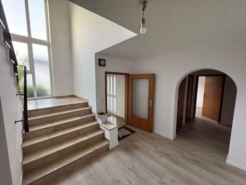 Treppenhaus & Eingangsbereich .JPG - 6 Zimmer Einfamilienhaus in Brühl