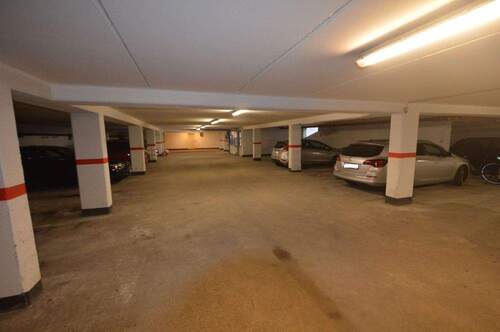 Blick in Tiefgarage - 