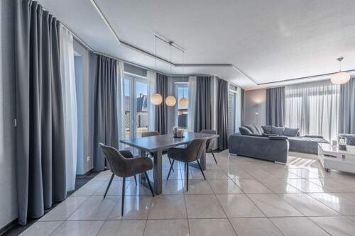 mit Raum für einen Esstisch - 