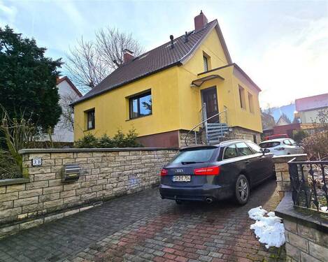 Straßenansicht - Wohnen und Entspannen - Ein Haus mit Kamin, Wintergarten und Sauna