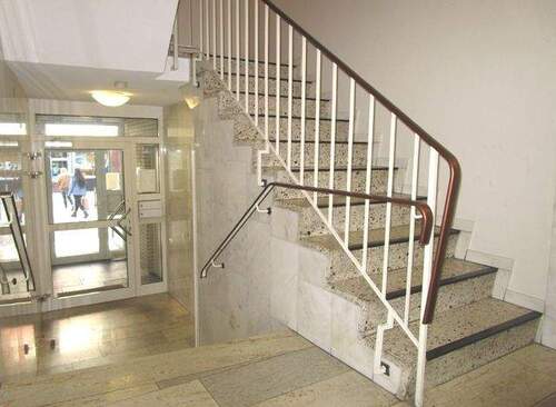 Hauseingang - Treppenhaus - 2 Zimmer Etagenwohnung in Hamburg