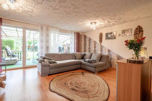 Wohnbereich mit Blick auf die Terrasse - 